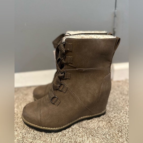 Universal Thread - Taupe Lace-Up Wedge Boots (Size 7.5) - Picture 4 of 8